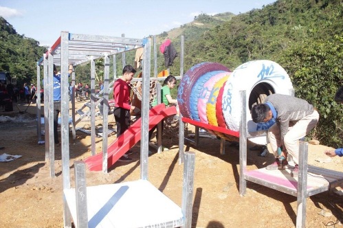 Đoàn tình nguyện lắp đặt sân chơi cho các em học sinh